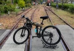 自転車を盗み線路上に放置、電車と衝突させた容疑で中学教師が逮捕…「最長で30年拘禁刑」の重罪か【弁護士解説】