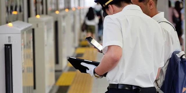 「お前のメンタルぶっ壊す」2時間に及ぶ謝罪要求も…鉄道職員を追い詰める“カスハラ旅客”に問われる罪とは？