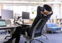 “最低限の業務”しかこなさない「静かな退職」が会社員の間で注目も…どこからが「サボり」に？　減給・解雇を避けるためのコツとは