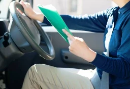 「コープみらい」配達員が車両内“排尿”で大騒動も…ドライバーらは“同情”　切実すぎる物流業界の「トイレ」事情