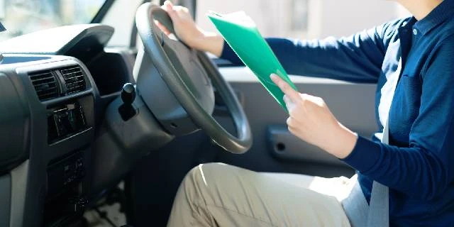 「コープみらい」配達員が車両内“排尿”で大騒動も…ドライバーらは“同情”　切実すぎる物流業界の「トイレ」事情
