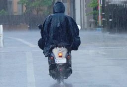 台風なのに出社「意味わからん」　気合・責任感による“同調圧力”の危うさ…従業員を危険にさらせば「安全配慮義務違反」の可能性も