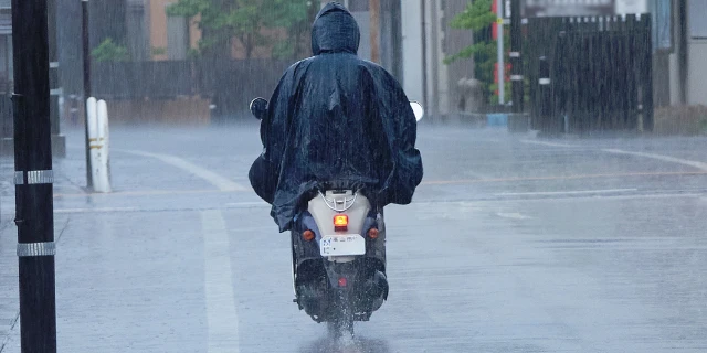 台風なのに出社「意味わからん」　気合・責任感による“同調圧力”の危うさ…従業員を危険にさらせば「安全配慮義務違反」の可能性も