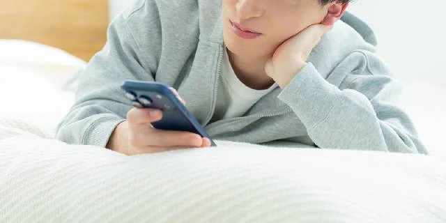 「これでもクビにならない」公用PCで「作家活動」、在宅勤務も「ベッドでゴロゴロ」…29歳県庁職員“戒告”処分は軽すぎる？【弁護士解説】