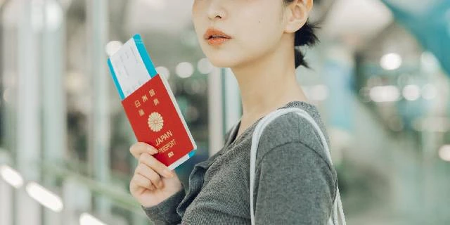 今日からパスポート手数料「7000円値下げ」、ただし出国税は“3倍”に…「旅券法」改正の“狙い”とは