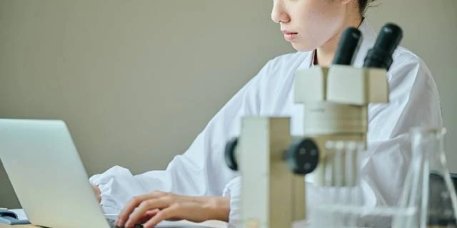 「新規化学物質」の届出・確認、7月1日から“電子申請”が原則義務化に　改正労働安全衛生規則が施行