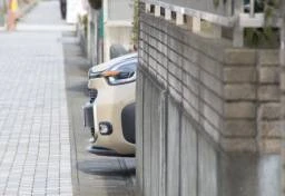 「敷地内に入らない車買うな」“はみ出し駐車”は車庫法違反で最大20万円の罰金…事故が起きれば「業務過失致死傷罪」の可能性も【弁護士解説】