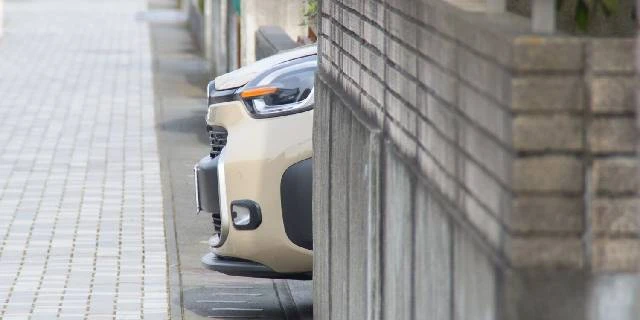 「敷地内に入らない車買うな」“はみ出し駐車”は車庫法違反で最大20万円の罰金…事故が起きれば「業務過失致死傷罪」の可能性も【弁護士解説】