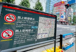 「紙巻きタバコの匂いがきつい」公園で“加熱式”吸う男性の言い分…「路上で一服」消えない背景に“喫煙所不足”のジレンマ