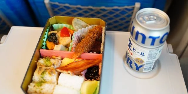 新幹線「座席を倒したら後ろの人の飲み物がこぼれた」　声かけは“JR公式ルール”ではないが…「損害賠償責任」生じるケースも【弁護士解説】