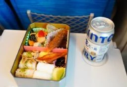 新幹線「座席を倒したら後ろの人の飲み物がこぼれた」　声かけは“JR公式ルール”ではないが…「損害賠償責任」生じるケースも【弁護士解説】