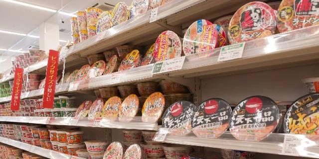 カップラーメン売場に「生肉」放置…スーパーでの迷惑行為、成立する“犯罪”は？　最大で“3年の拘禁刑”の可能性も【弁護士解説】