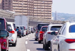 お盆の高速渋滞、今年は“436回・最長45km”の予想…避けるべきは下り「8日・13日」上り「14日・15日」、“バッテリー上がり”のリスクに要注意