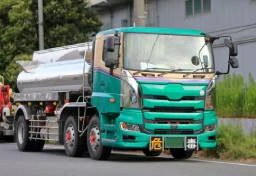 タンクローリーは「ガソリン満タン」より「ほぼ空」のほうが危険？　現役ドライバーが語る“大爆発”リスクと隣り合わせの苦労とは