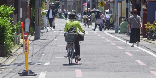 猛暑に“エアコン拒否”する高齢者も…訪問介護ヘルパーの76％が“熱中症疑い”　過酷現場のワケ