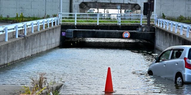 豪雨で車から脱出できない！　水浸しの道路でドライバーが「絶対やってはいけない」危険行動