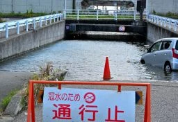 豪雨で車から脱出できない！　水浸しの道路でドライバーが「絶対やってはいけない」危険行動