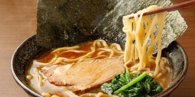 ラーメン山岡家「卓上ニンニク」大量投入が物議…“無料”でも「退店命令」「損害賠償請求」が認められる“境界線”は？【弁護士解説】