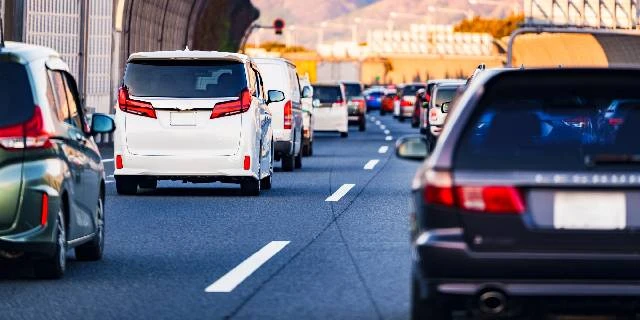 「追い越し車線」走り続けると「反則金6000円」に加え“渋滞”悪化させるおそれ…ドライバーが厳守しなければならないこと