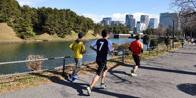 皇居ランナー“マナー違反”に区への苦情相次ぐ…警察が動ける“犯罪”との「境界線」はどこ？【弁護士解説】