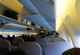 旅客機内“迷惑客”が隣席で激高も「満席フライト」で逃げ場なし…  航空各社はどう対応する？