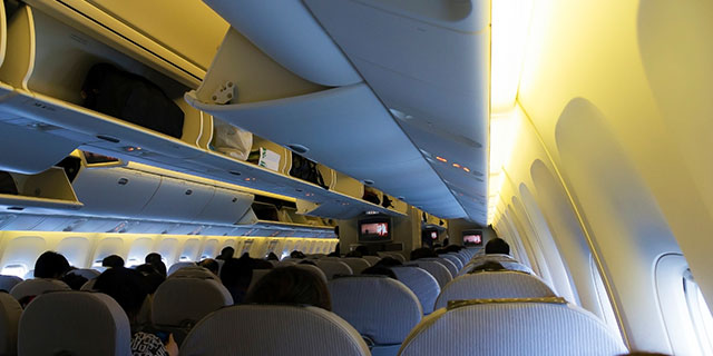 旅客機内“迷惑客”が隣席で激高も「満席フライト」で逃げ場なし…  航空各社はどう対応する？