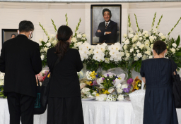 安倍元首相一周忌、献花に5000人　参列者「政治に興味を持つきっかけとなった」