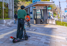 “信号無視” “逆走”「交通違反」電動キックボードが目の前に飛び出し事故発生…それでも「クルマ側の責任」は重いのか？