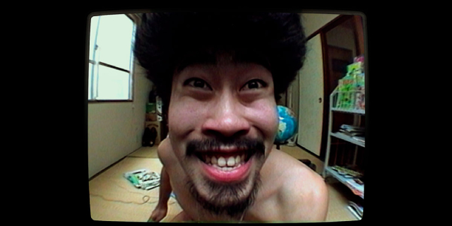 日本では「笑い者」、世界は「驚愕」！　全裸で1年以上 “公開軟禁”で有名になった男の現在地