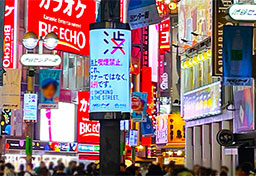 渋谷“迷惑路上飲酒”「外国人」がコンビニ前を占拠！？　ハロウィーン直前「パトロール隊」同行で見た夜の実態