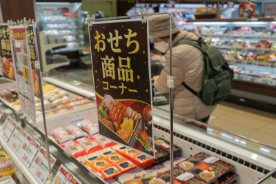 購入品は開封後できるだけ早く食べることが食中毒予防になる（hiroyoshi / PIXTA）