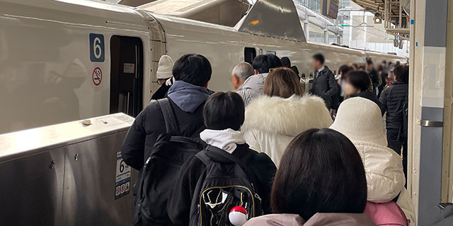 帰省ラッシュ開始、改札前に50mの行列…　「トラブル多発」年末の新幹線“利用状況”は異常なし？