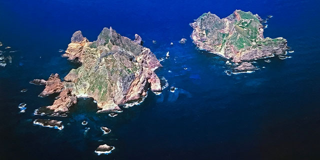隠岐諸島の北西約158kmに位置する竹島は女島（東島）、男島（西島）の2島とその周辺にある数十の小島からなる群島（写真提供：桑原史成）