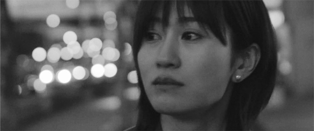 れいこ（前田敦子）が歩く大阪の街は“モノクロ”の世界（c）bouquet garni films