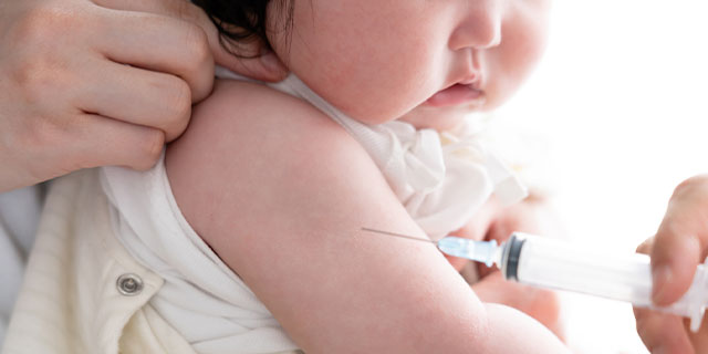 子どもの頃に定期接種を受けた人も多いが…（aijiro / PIXTA）
